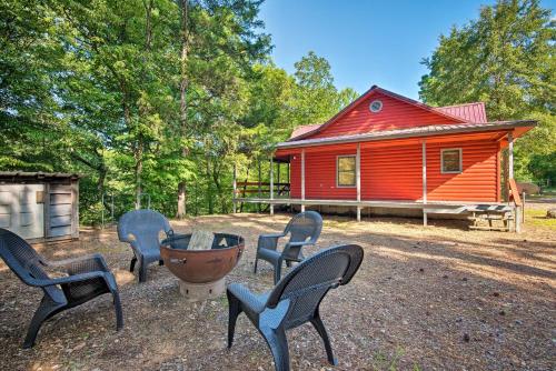 Фотографии гостевого дома
Broken Bow Cabin with Deck on Mountain Fork River!