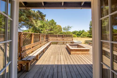 Фотография гостевого дома Coastal Conifer Hideaway