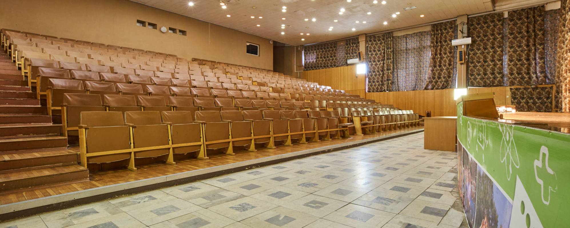 Фотографии конференц-зала Конференц-зал амфитеатр на 250 мест