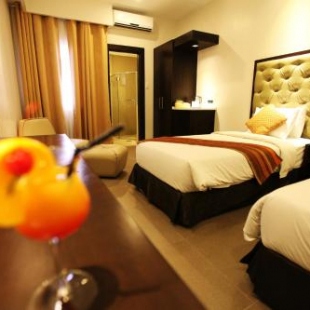 Фотография гостиницы Castle Peak Hotel - Multiple Use Hotel