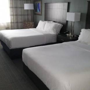 Фотографии гостиницы 
            Holiday Inn Columbus Downtown - Capitol Square, an IHG Hotel
