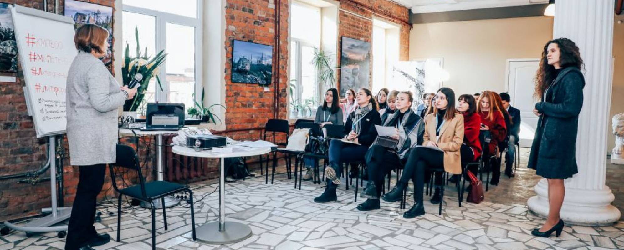 Фотографии конференц-зала Музей современного искусства Артмуза Зал Лекционный угол