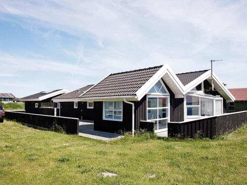 Фотография гостевого дома Four-Bedroom Holiday home in Løkken 28