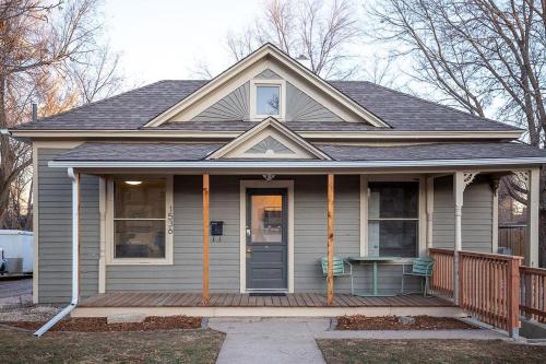 Фотография гостевого дома Couple's Getaway Walk to UNC FREE Cruiser Bikes