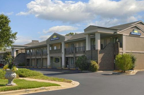 Фотография гостиницы Days Inn by Wyndham Raleigh Glenwood-Crabtree