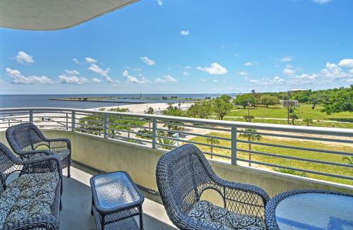 Фотография гостевого дома Beachside Biloxi Club Condo, Balcony with Ocean View!