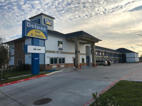 Фотография мотеля Deluxe Inn & Suites - Baytown