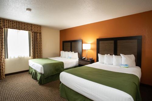 Фотография гостиницы Days Inn & Suites by Wyndham Traverse City