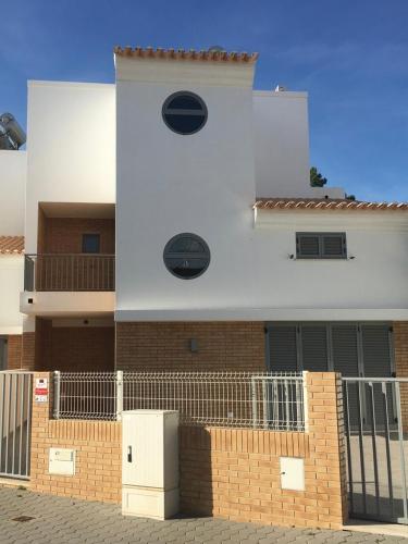 Фотографии гостевого дома 
            Villa de vacances 3 chambres et 6 couchages max. à proximité de mer à Praia Verde Algarve