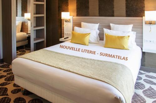 Фотография гостиницы Contact Hôtel Le Provençal Bordeaux Lac avec Bornes électriques