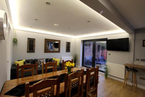 Фотография гостевого дома ExcellentStays - Crown Meadow - 4 Bedroom House