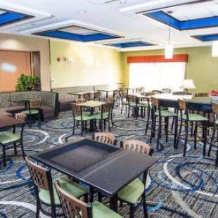 Фотографии гостиницы 
            Holiday Inn Express & Suites Elkton - University Area, an IHG Hotel