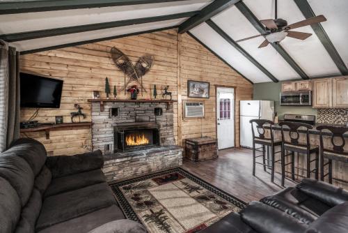 Фотография гостевого дома Bear Country - Upper Canyon Hot Tub cabin with fire table