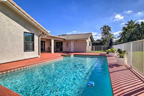 Фотографии гостевого дома
Coral Springs Home with Proximity to Golf and Beaches!