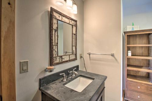 Фотография гостевого дома Quiet and Serene Lakefront Hideaway with Beach and Dock!