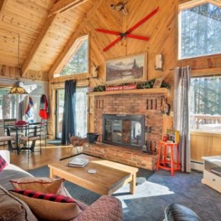 Фотография гостевого дома Alma Cloud 9 Cabin with Fireplace and Wooded Views!