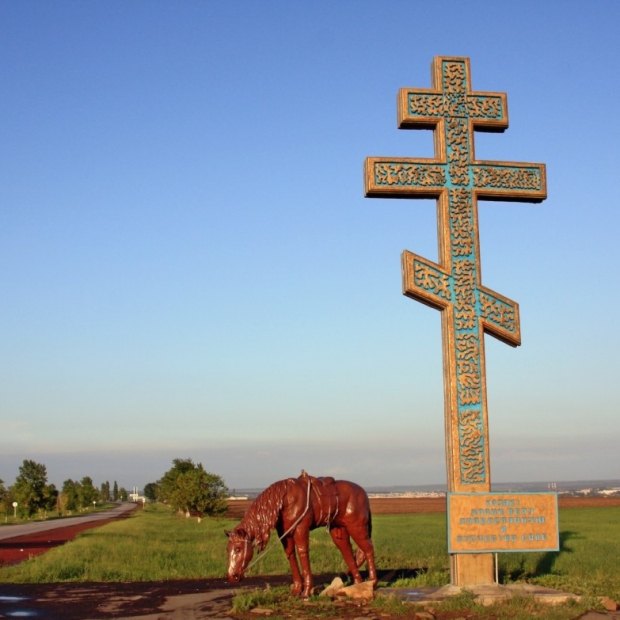 Фотографии памятника 
            Казачий крест и статуя коня