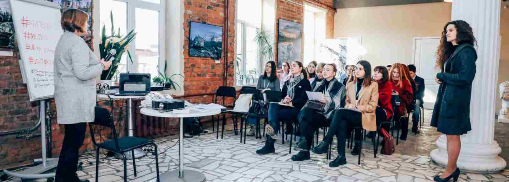 Фотография конференц-зала Музей современного искусства Артмуза Зал Лекционный угол