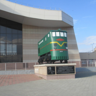 Фотография памятника Мемориальная доска и макет паровоза