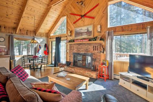 Фотографии гостевого дома 
            Alma Cloud 9 Cabin with Fireplace and Wooded Views!