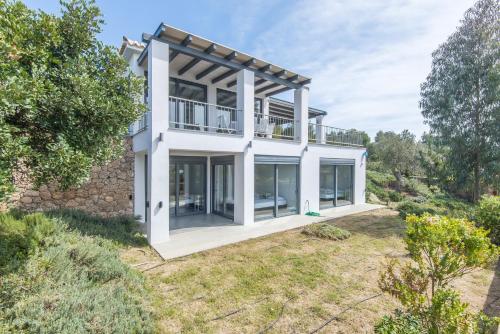 Фотография гостевого дома Minimal Sea View Maisonette