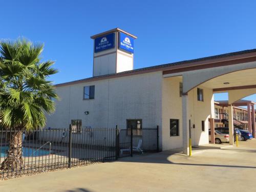 Фотография мотеля Americas Best Value Inn & Suites Hempstead