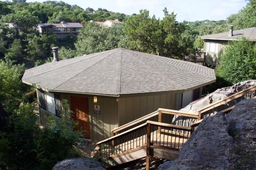 Фотография гостевого дома Waterfront Bungalow steps from Lake Travis, pool & hot tub, next to marina (#6)