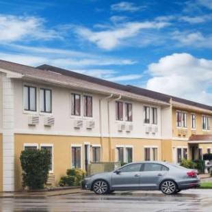 Фотографии гостиницы 
            Super 8 by Wyndham Jonesboro