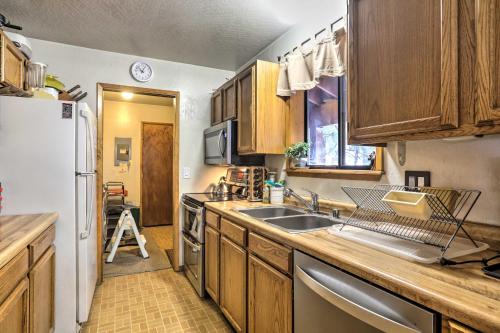 Фотография гостевого дома Outdoorsy Cabin Retreat Less Than 2 Miles to Donner Lake!