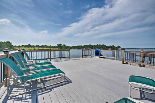 Фотографии гостевого дома
Waterfront Lake Conroe Home with Deck and Water Access!