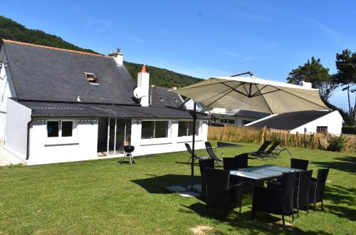 Фотография гостевого дома Maison à 30m de la plage avec grand jardin