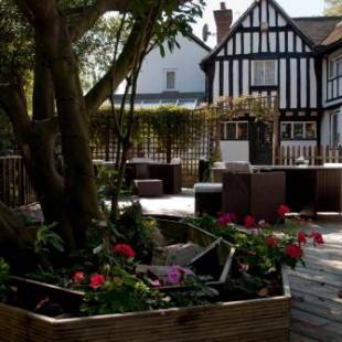 Фотографии гостиницы 
            Tudor Lodge Hotel