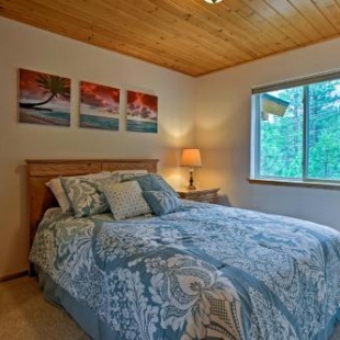 Фотография гостевого дома Lovely Tahoe Resort Cabin with Trail, Hot Tub Access