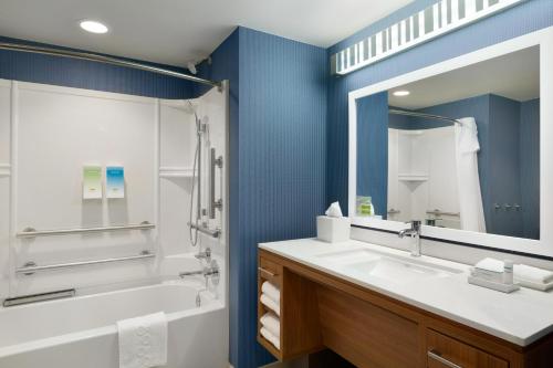 Фотография гостиницы Home2 Suites By Hilton Glendale Westgate