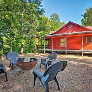 Фотография гостевого дома Broken Bow Cabin with Deck on Mountain Fork River!