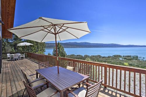 Фотография гостевого дома Scenic Susanville Cabin with Deck on Eagle Lake