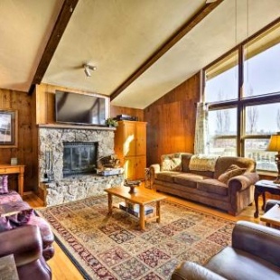 Фотография гостевого дома Flagstaff Townhome - Walk to Country Club - Pools!