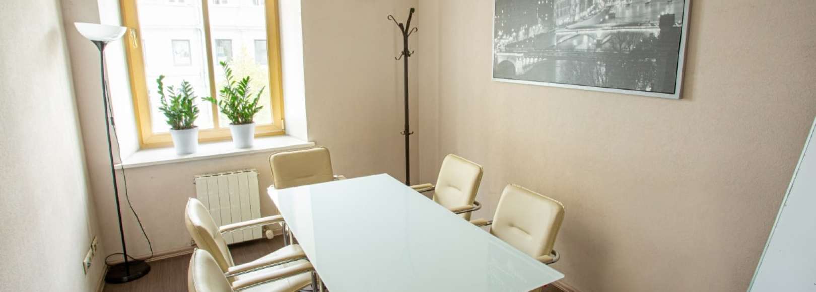 Фотография комнаты для переговоров MeettRoom Зал Париж