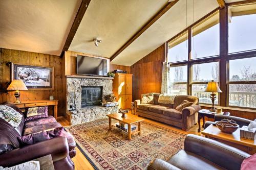 Фотографии гостевого дома 
            Flagstaff Townhome - Walk to Country Club - Pools!