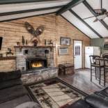 Фотография гостевого дома Bear Country - Upper Canyon Hot Tub cabin with fire table