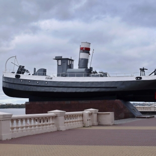 Фотография памятника Памятник-катер Герой на Волжской набережной