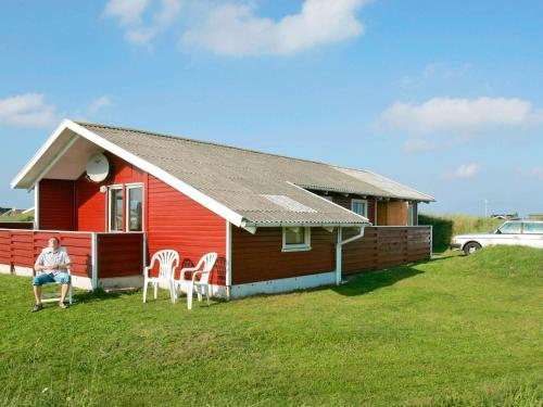 Фотография гостевого дома Three-Bedroom Holiday home in Frøstrup 1