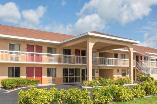 Фотография гостиницы Howard Johnson by Wyndham Vero Beach/I-95