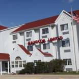 Фотография гостиницы Ramada Limited and Suites Bloomington
