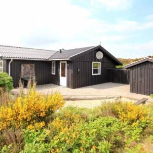 Фотографии гостевого дома
Three-Bedroom Holiday home in Henne 9