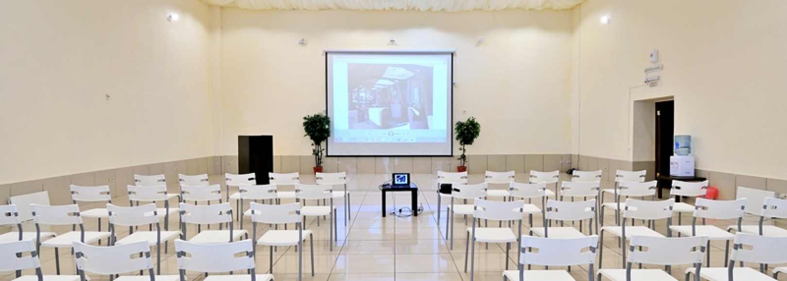 Фотография конференц-зала Белый зал