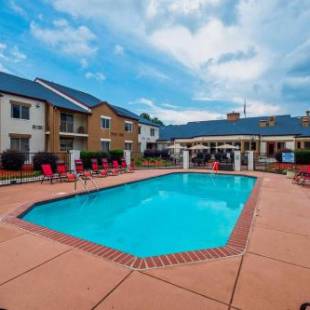 Фотографии гостиницы 
            Red Roof Inn PLUS+ & Suites Knoxville West - Cedar Bluff