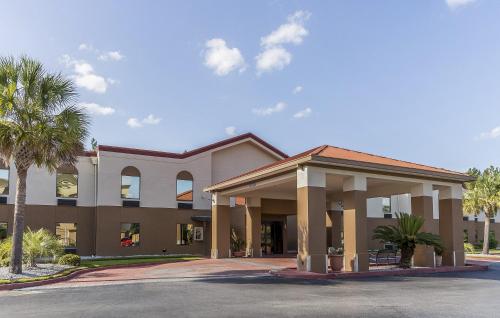 Фотография мини отеля Red Roof Inn & Suites Hinesville - Fort Stewart