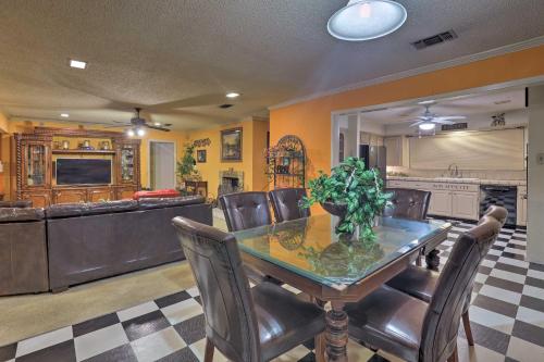 Фотографии гостевого дома
Spacious Home with Deck about 2 Mi to Lake Arlington!