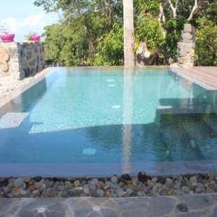 Фотография гостевого дома Bungalow d'une chambre avec vue sur la mer piscine partagee et jardin clos a Sainte Rose
